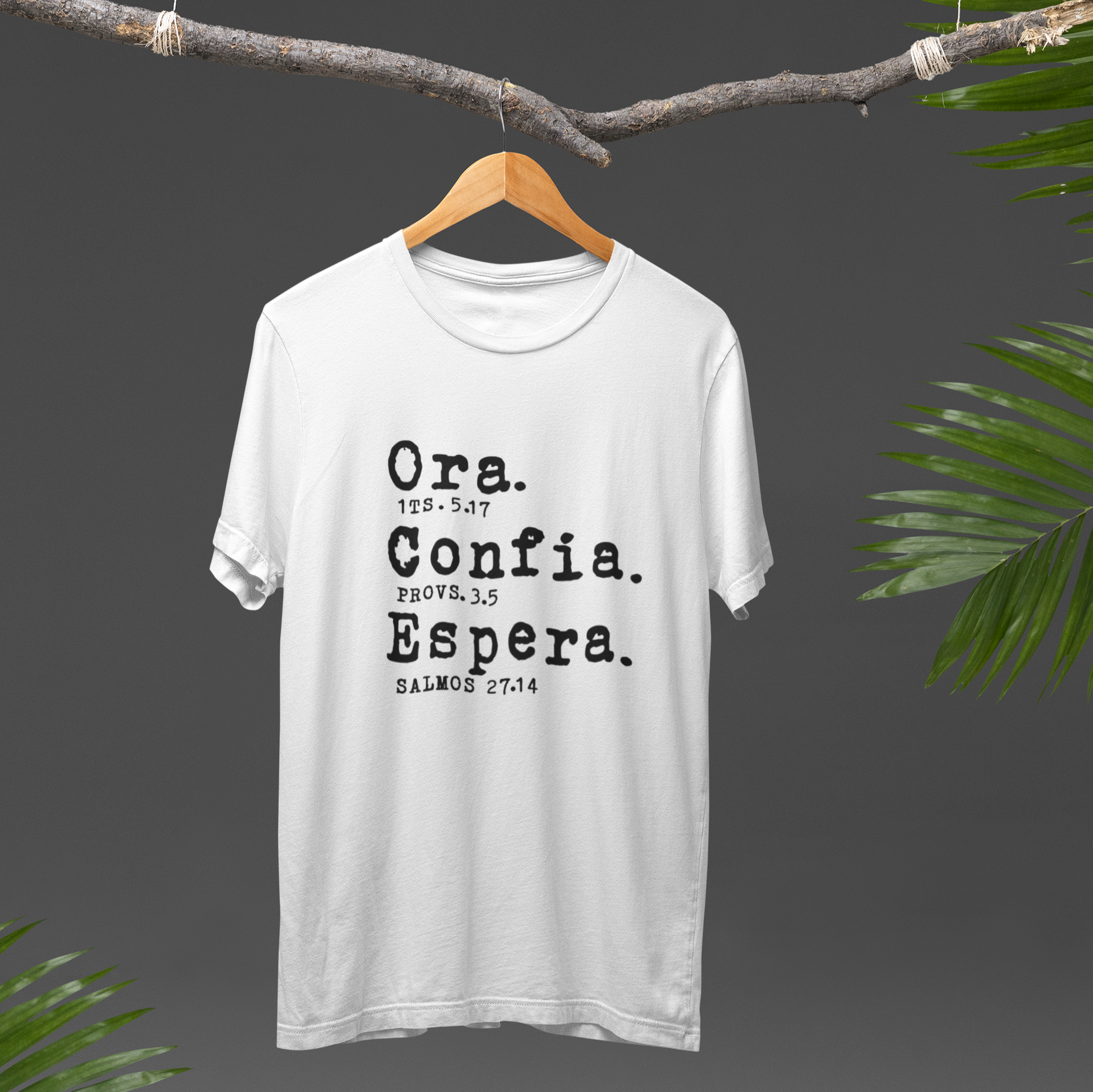 Camisa unisex cristiana ESCRITOESTÁ Ora Confía Espera blanca – diseño icónico de fe y confianza.