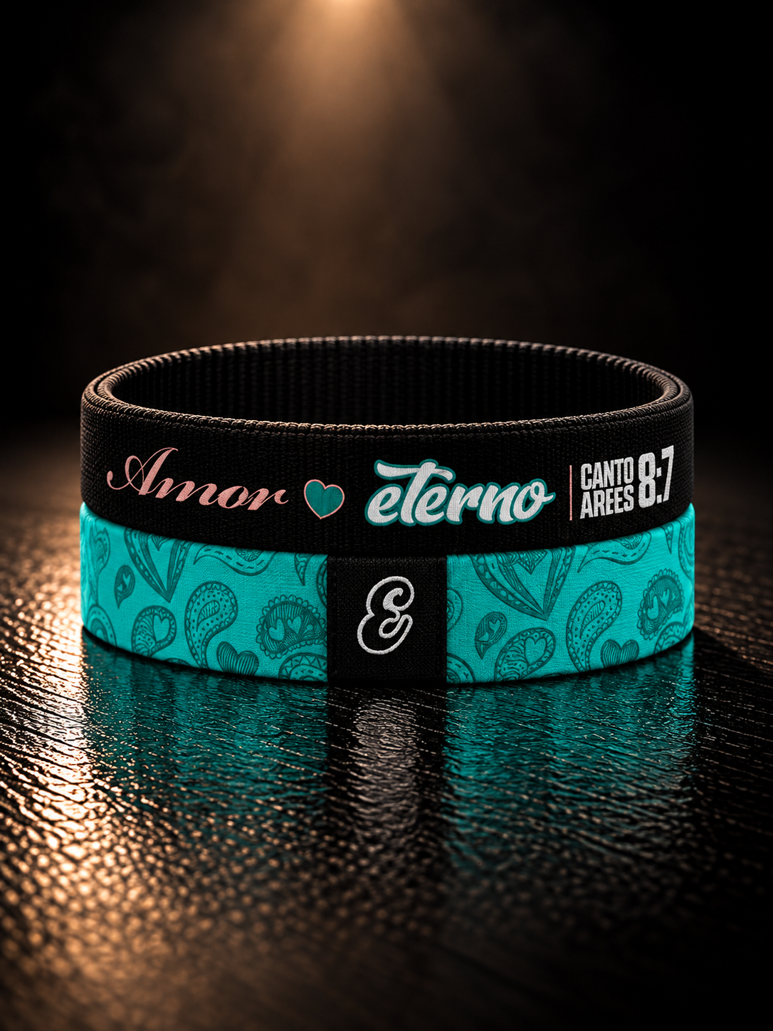Pulsera cristiana elástica de tela Amor Eterno de ESCRITOESTÁ sobre fondo oscuro.
