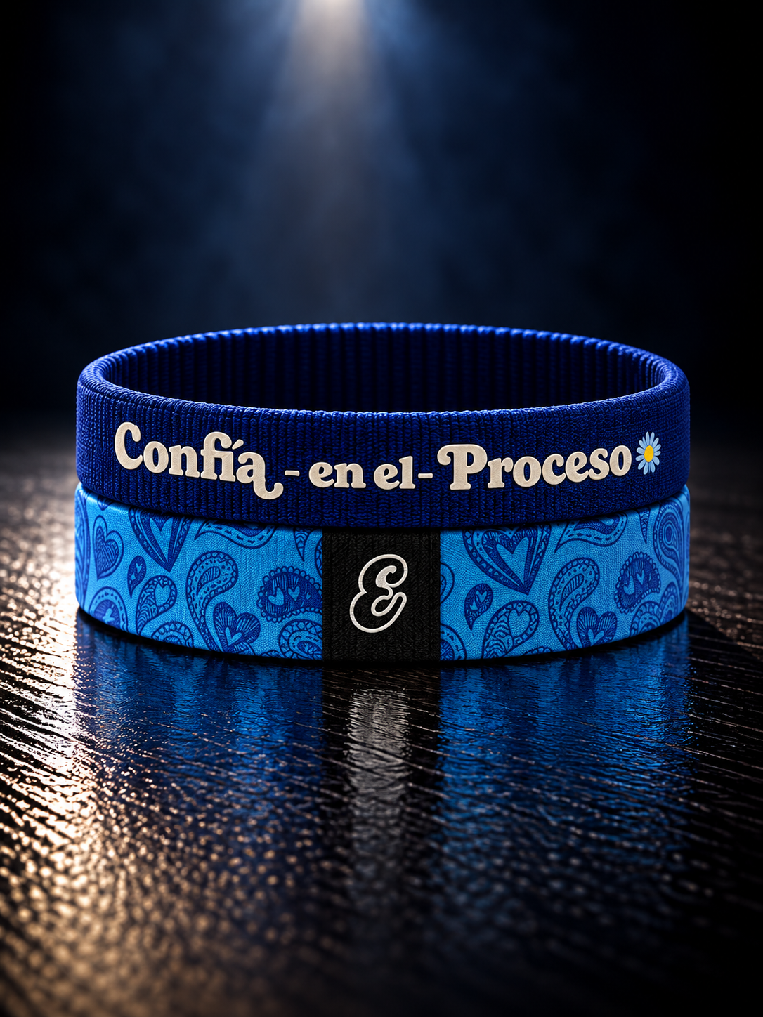Pulsera cristiana elástica de tela Confía en el Proceso de ESCRITOESTÁ sobre fondo oscuro.