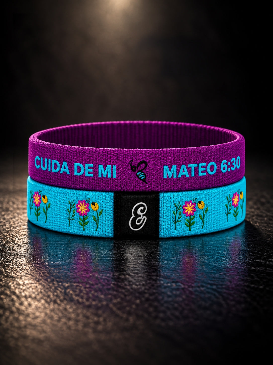 Pulsera cristiana elástica de tela Cuida de Mí de ESCRITOESTÁ sobre fondo oscuro.