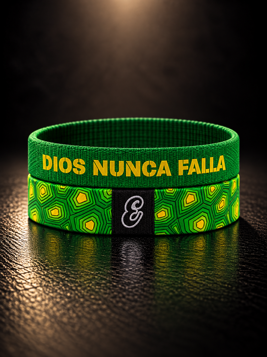 Pulsera cristiana elástica de tela Dios Nunca Falla de ESCRITOESTÁ sobre fondo oscuro.