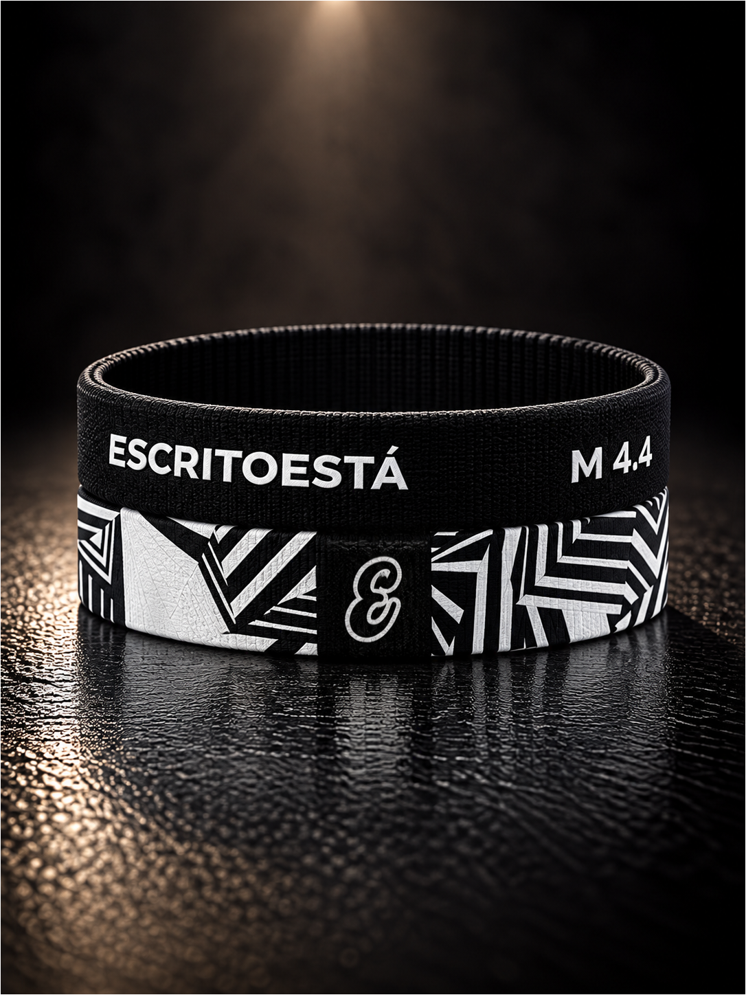 Pulsera cristiana elástica de tela con identidad ESCRITOESTÁ sobre fondo oscuro.