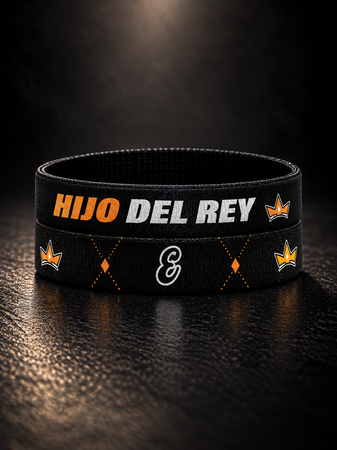 Pulsera cristiana elástica de tela Hijo del Rey de ESCRITOESTÁ sobre fondo oscuro.