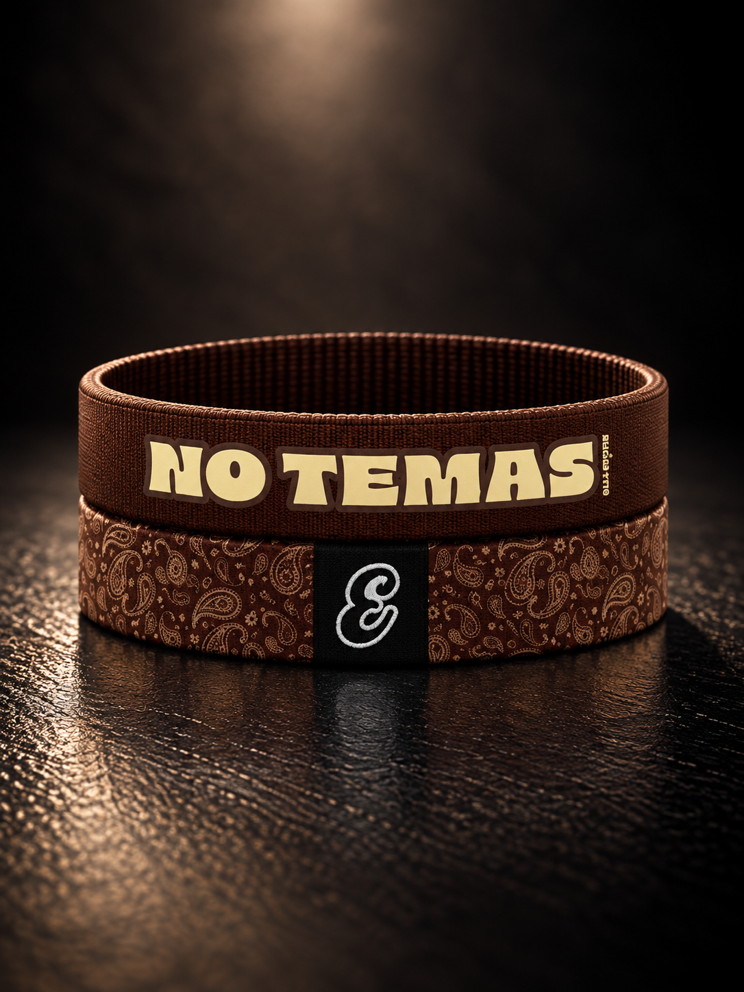 Pulsera cristiana elástica de tela No Temas de ESCRITOESTÁ sobre fondo oscuro.