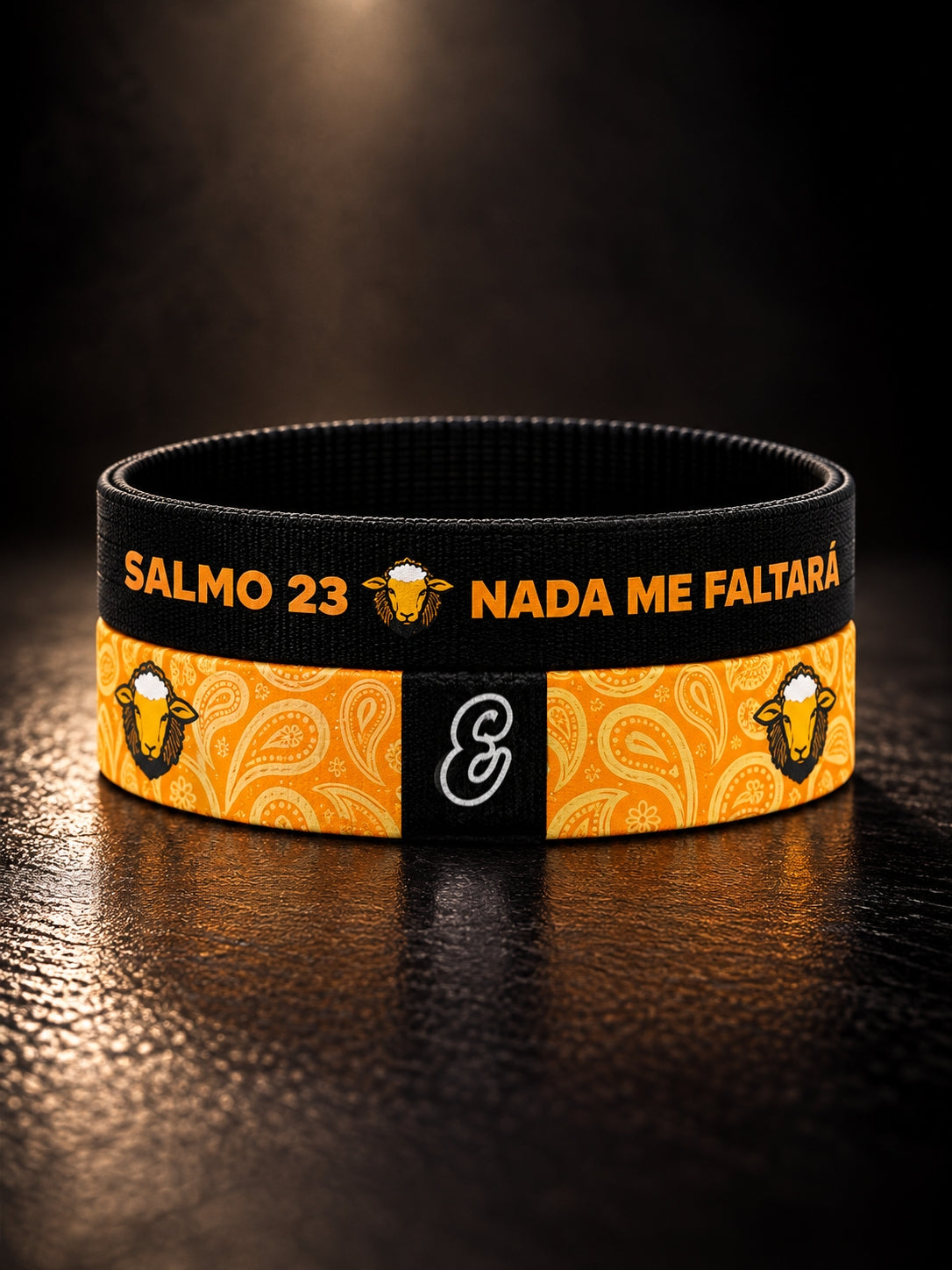 Pulsera cristiana elástica de tela Salmo 23 de ESCRITOESTÁ sobre fondo oscuro.