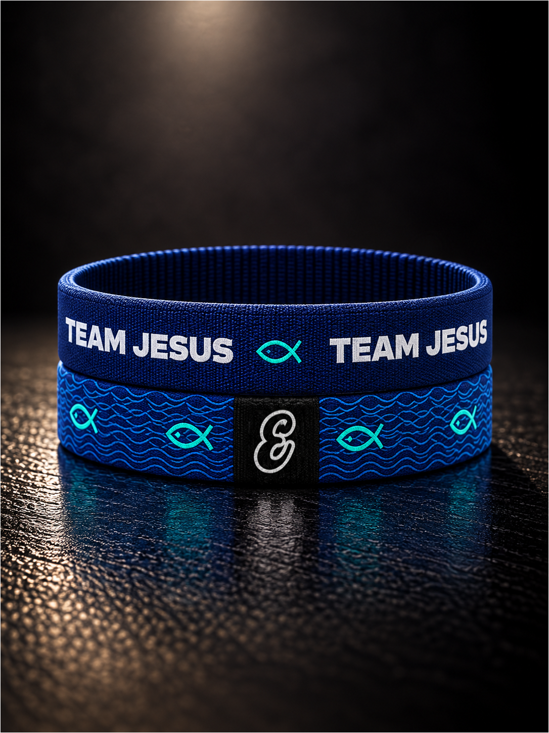 Pulsera cristiana elástica de tela Team Jesus de ESCRITOESTÁ sobre fondo oscuro.