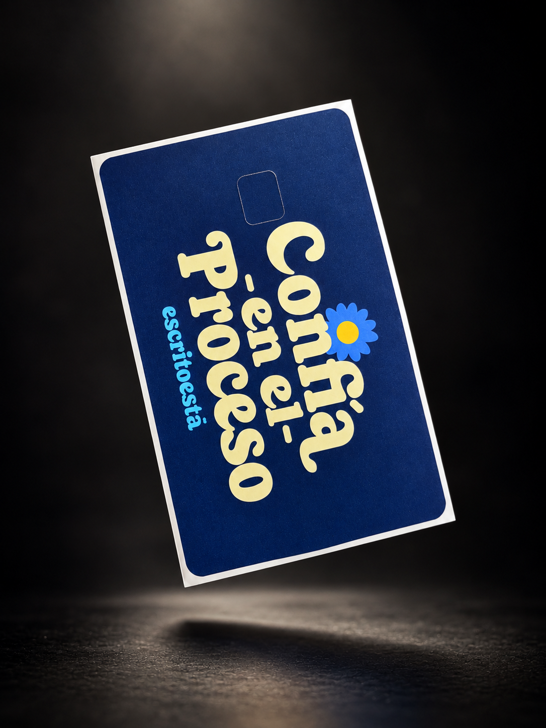 Skin Sticker cristiano Confía en el Proceso de ESCRITOESTÁ sobre fondo oscuro.